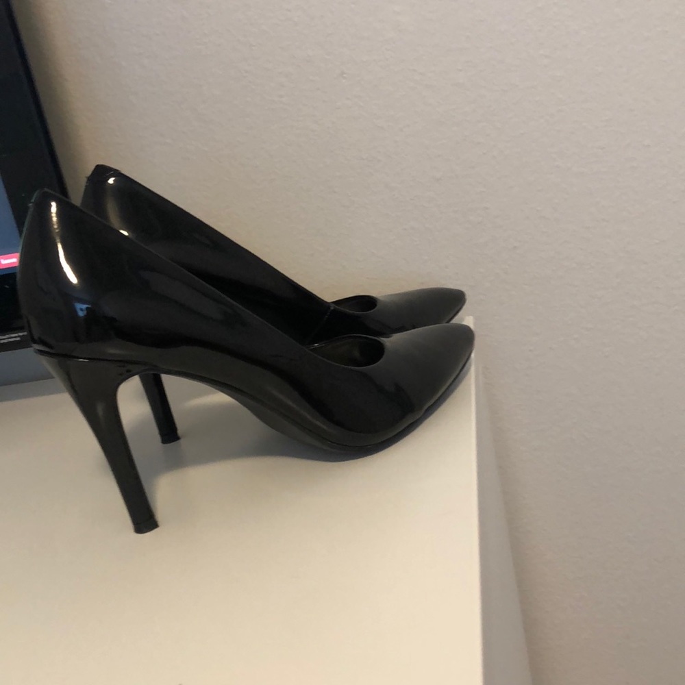 Nine west women pointed toe black heels shoes size 6.5 heel 3.5. Inches